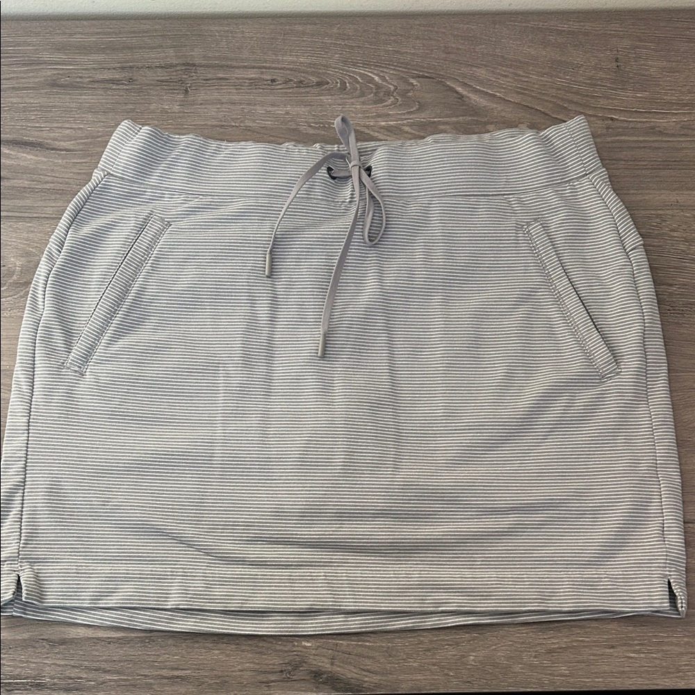 Athleta Modern Metro Midtown Gray Striped Women's Skort Size Medium